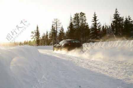 雪地上的汽车图片