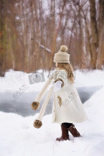 站在雪地里的小女孩