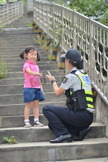 小女孩和女警察
