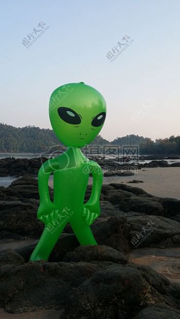 一个绿色的气球外星人
