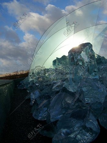 蓝天下的玻璃雕塑