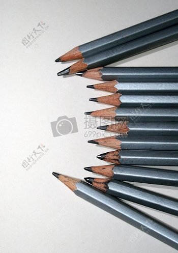 整齐摆放的铅笔