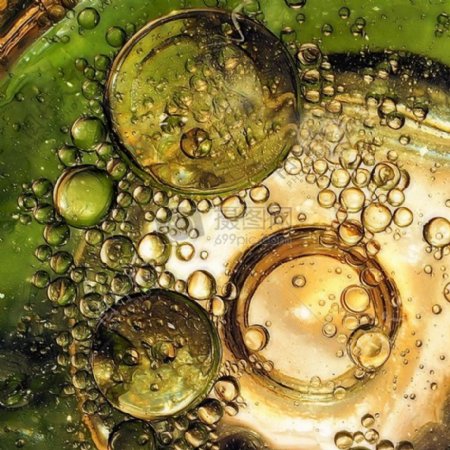黄色与绿色交织的液体里产生气泡