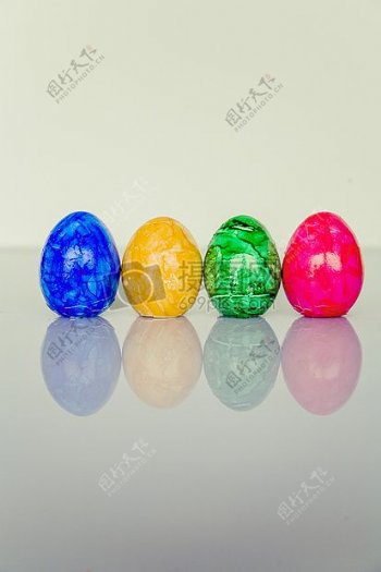 四只彩色的蛋
