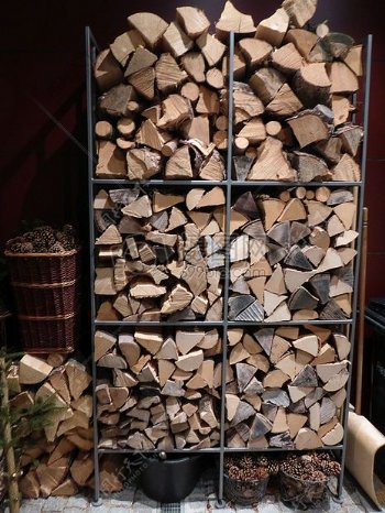 柴房里的木材