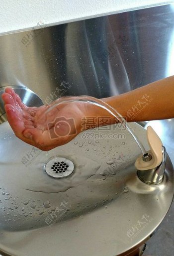 使用自来水洗手