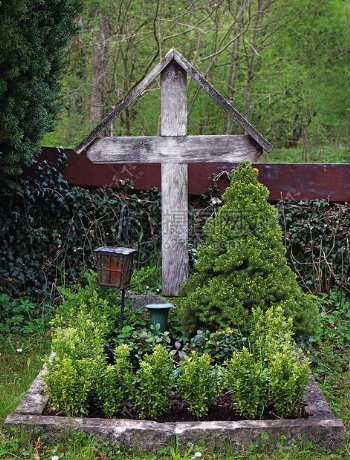花园里的十字架
