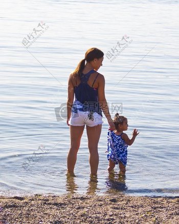 海滩上的母与女