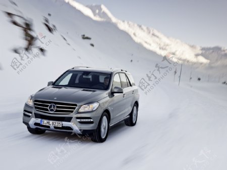 奔驰汽车与雪景图片