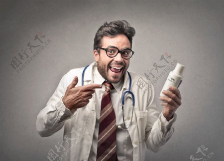 手拿药品的医生图片
