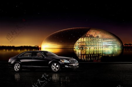 黑色轿车与建筑夜景图片