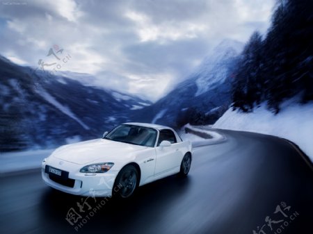 汽车与雪山图片
