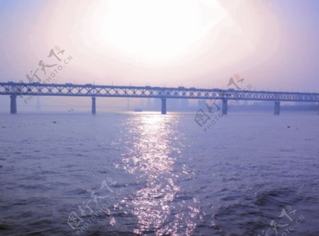 晚霞下的长江大桥图片