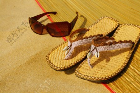 海滩上的太阳眼镜和触发器