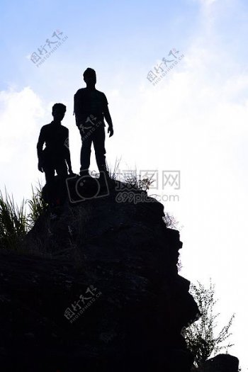 站在山顶的两个人
