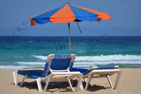 沙滩上的凉椅