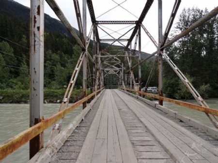 天空下的木桥