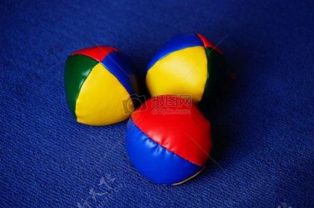 三个色彩艳丽的小球