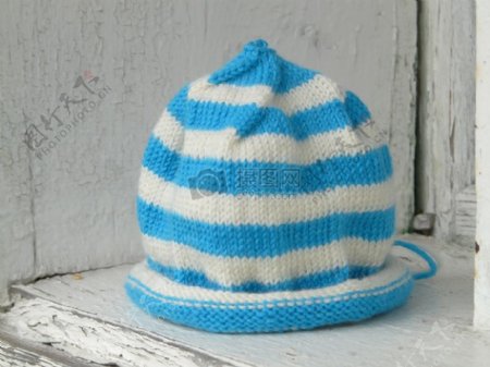 针织的蓝白色帽子