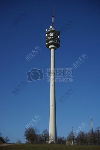 蓝天下的广播发射塔