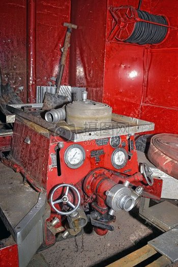 红色的金属泵