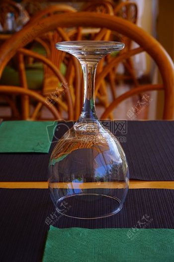 倒置的玻璃酒杯