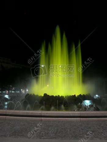 夜幕下的喷泉