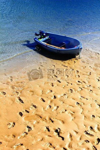 沙滩上的小船