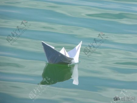 水中的纸船