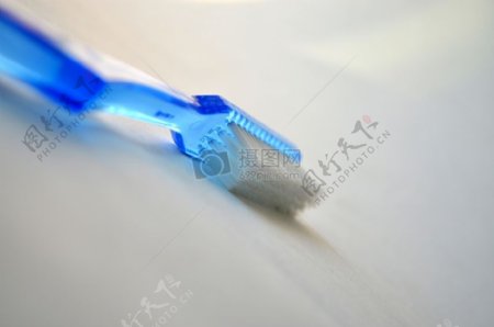 蓝色透明的牙刷