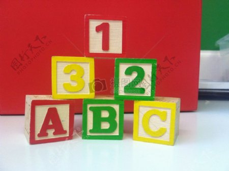 印有字母数字的积木