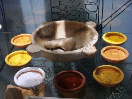 彩色的陶瓷餐具
