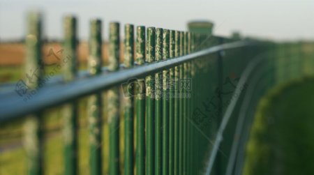 绿色金属围栏