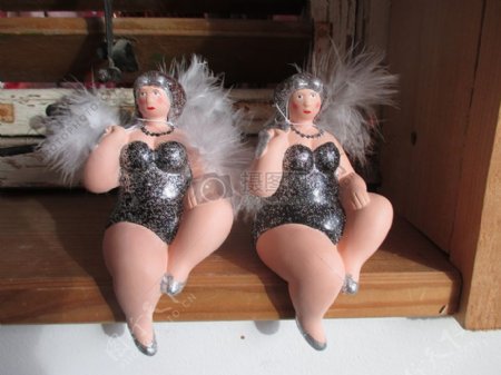 两个跳芭蕾的胖娃娃