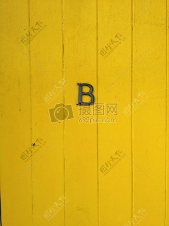 黄色门板上的字母