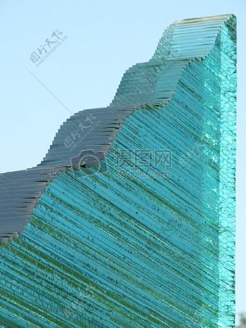 蓝天下的玻璃雕塑