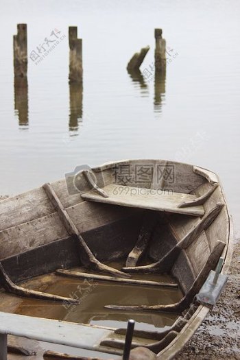 孤独的老划艇
