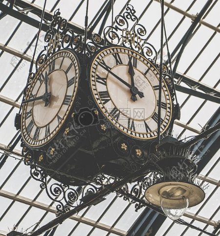 站台上复古的时钟