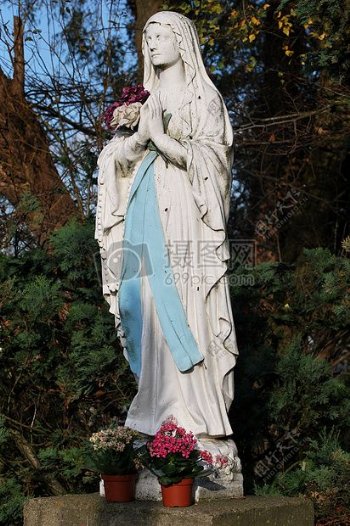 白色玛丽亚雕塑