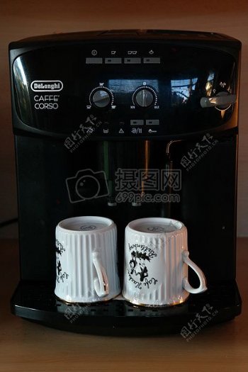 放自动咖啡机上的两个杯子