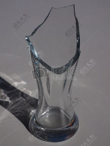 破碎的玻璃杯