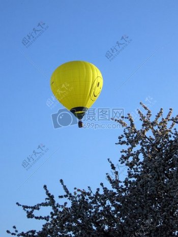 空中漂浮着的热气球