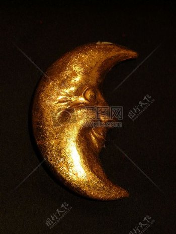 一个金色的月亮