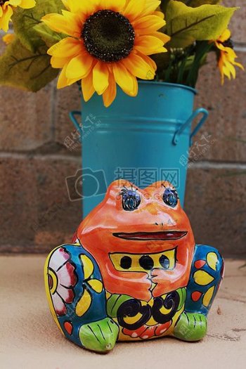 花瓶下的彩色青蛙