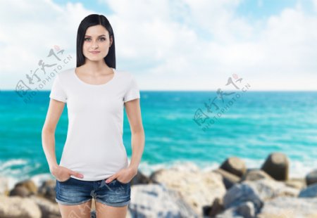 大海背景与穿着T恤的女人