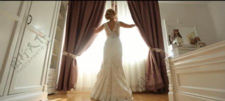 实拍穿婚纱的美丽新娘视频素材