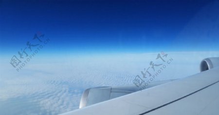 高空云层上的飞机机翼