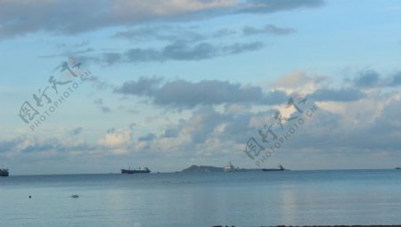三亚湾早晨海上的渔船