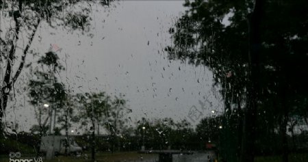 玻璃窗外的雨水