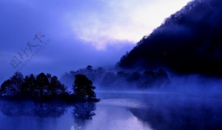 日暮下的湖光美景